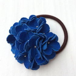 小花集めの髪飾り　ブルー 2枚目の画像