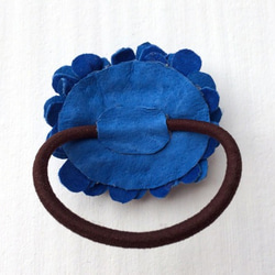 小花集めの髪飾り　ブルー 3枚目の画像