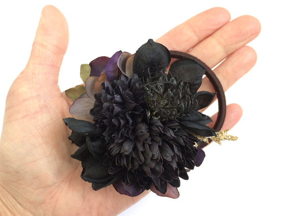 花集めの髪飾り　ブラック 3枚目の画像
