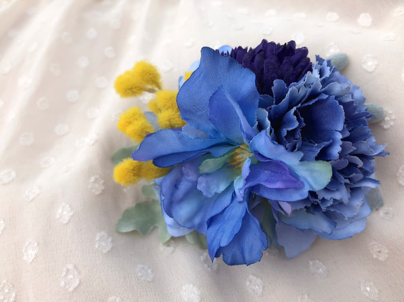 春の花束のコサージュ　ブルー×イエロー 1枚目の画像