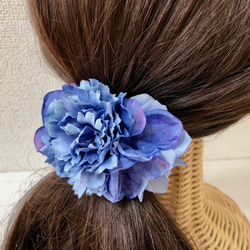 カーネーションとアジサイのアーチ髪飾り　ブルーミックス 4枚目の画像