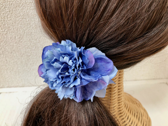 カーネーションとアジサイのアーチ髪飾り　ブルーミックス 4枚目の画像
