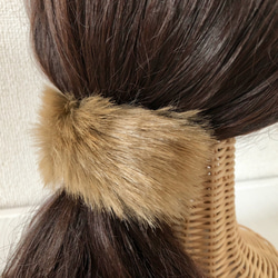 ふわふわファーの髪飾り　キャメルベージュ 3枚目の画像