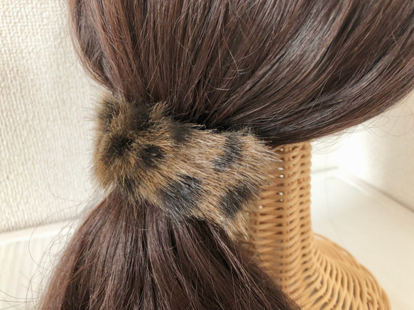 ふわふわファーの髪飾り　レオパード（ブラウン） 3枚目の画像
