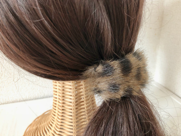 ふわふわファーの髪飾り　レオパード（ブラウン） 4枚目の画像