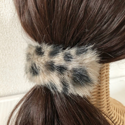 ふわふわファーの髪飾り　レオパード（ベージュ） 3枚目の画像