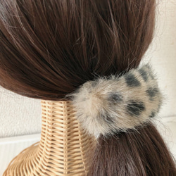 ふわふわファーの髪飾り　レオパード（ベージュ） 5枚目の画像