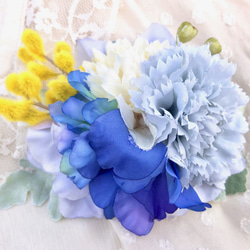 ＜送料無料＞春の花束のコサージュ　ライトブルー×イエロー 6枚目の画像