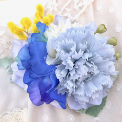 ＜送料無料＞春の花束のコサージュ　ライトブルー×イエロー 2枚目の画像