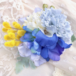 ＜送料無料＞春の花束のコサージュ　ライトブルー×イエロー 3枚目の画像