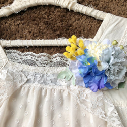 ＜送料無料＞春の花束のコサージュ　ライトブルー×イエロー 5枚目の画像
