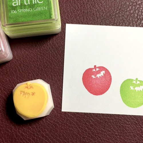 【sale★】消しゴムはんこ☆りんごちゃん リアルっぽいりんごの消しゴムはんこ（持ち手つき） はんこ・スタンプ