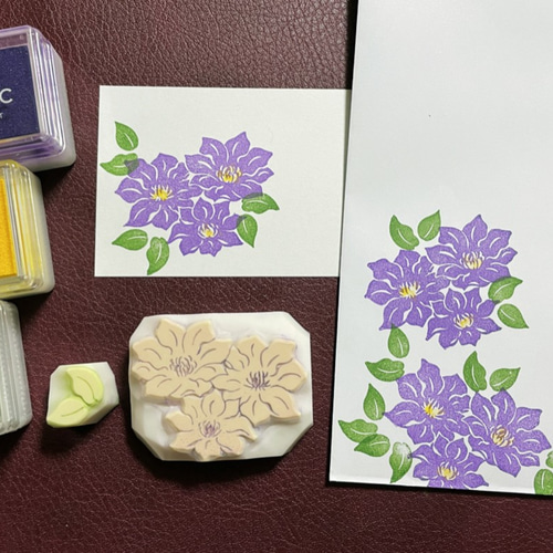 クレマチス（テッセン）の花3輪と葉っぱの消しゴムはんこ（持ち手つき