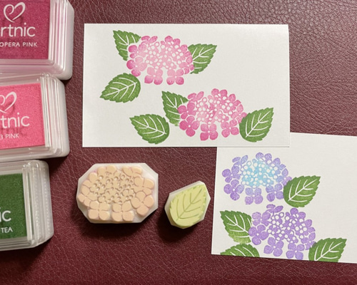 額紫陽花[ガクアジサイ]の消しゴムはんこ（持ち手つき）押し方見本