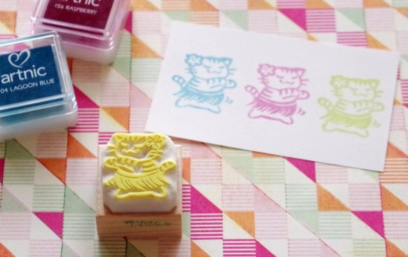 フラダンスにゃんこ（猫）の消しゴムハンコ（持ち手付き） はんこ