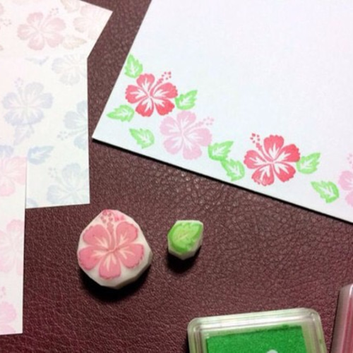 ハイビスカスの花と葉っぱセットの消しゴムハンコ（持ち手付き