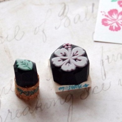 ハイビスカスの花と葉っぱセットの消しゴムハンコ（持ち手付き