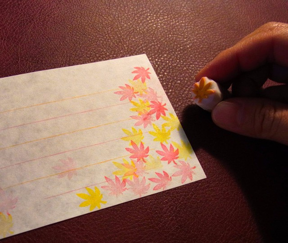 小さめ紅葉の消しゴムはんこ（持ち手付き） 1枚目の画像