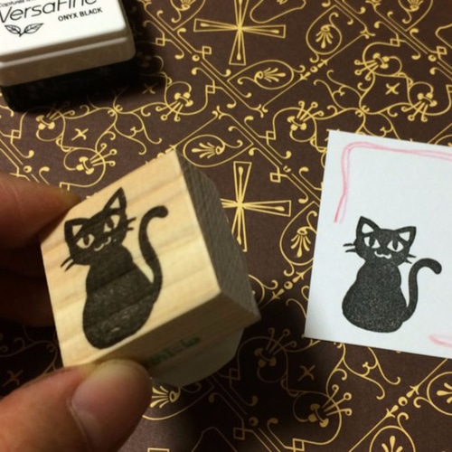 ニヤリ微笑む 黒猫の消しゴムはんこ（持ち手付き） はんこ・スタンプ