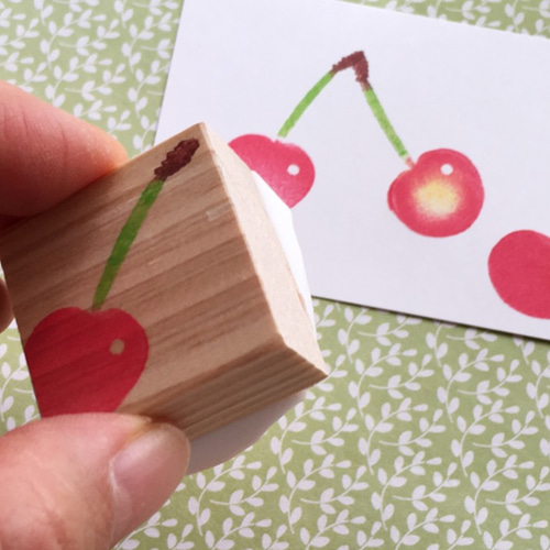 ツヤツヤさくらんぼの消しゴムはんこ（持ち手つき） はんこ・スタンプ