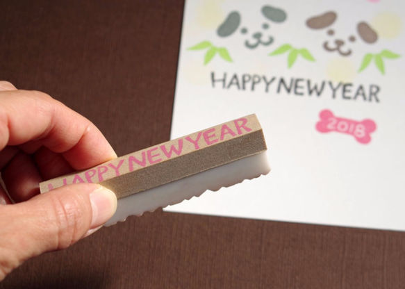 年賀状用　HAPPY NEW YEAR 文字の消しゴムはんこ（持ち手つき） 1枚目の画像