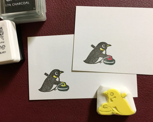 カーリング ストーンを投げるペンギンの消しゴムはんこ（持ち手つき
