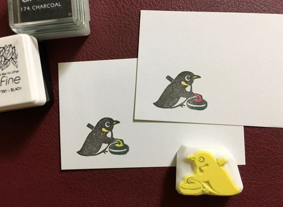 カーリング　ストーンを投げるペンギンの消しゴムはんこ（持ち手つき） 1枚目の画像