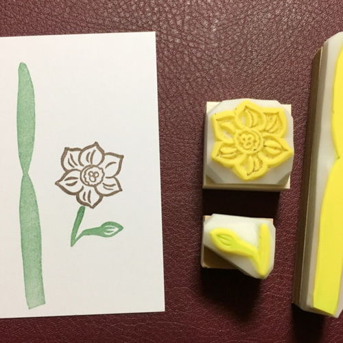 大きめ水仙（スイセン）の花・蕾・葉の消しゴムはんこセット（持ち