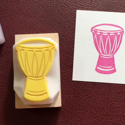 アフリカの打楽器ジャンベの消しゴムはんこ（持ち手つき）【楽器