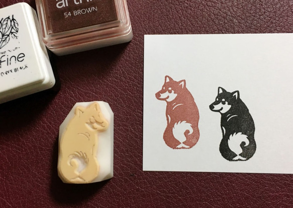 見返り柴犬の後ろ姿の消しゴムはんこ（持ち手つき） はんこ