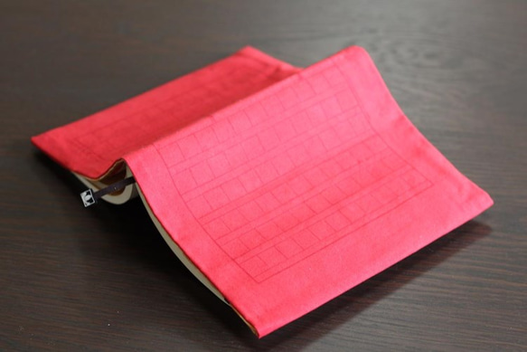 Ａ5判ハードサイズ　ブックカバー　原稿用紙柄　赤色 1枚目の画像