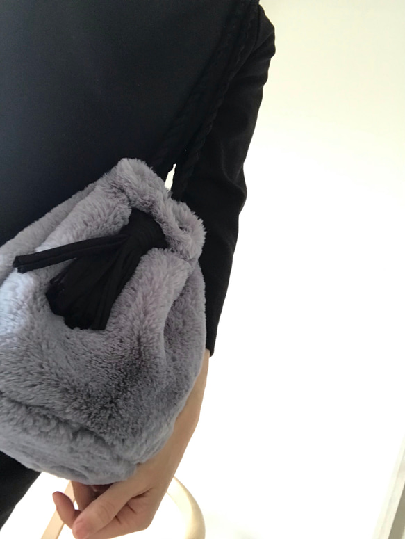 再販‼️大人のファー巾着★極上ブルーグレー☆ズパゲッティタッセルショルダー 4枚目の画像