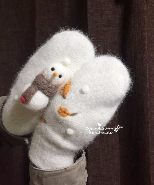 【受注生産】雪だるま 落葉 羊毛フェルト人造ウサギ毛手袋 3枚目の画像