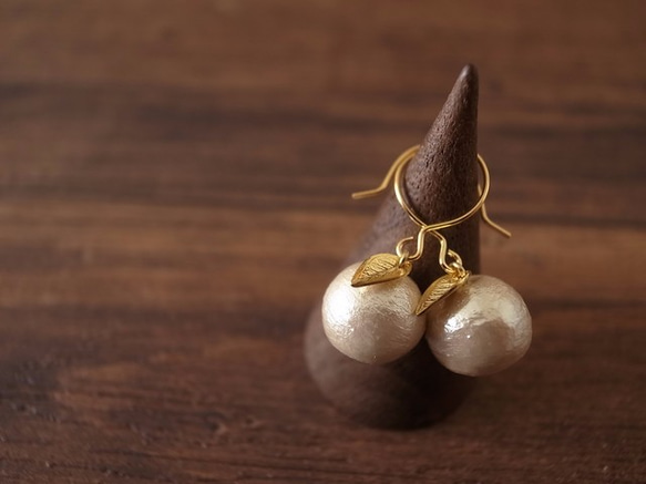 cotton pearl × petite leaf pierces 2枚目の画像