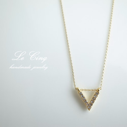 pave triangle necklace 1枚目の画像