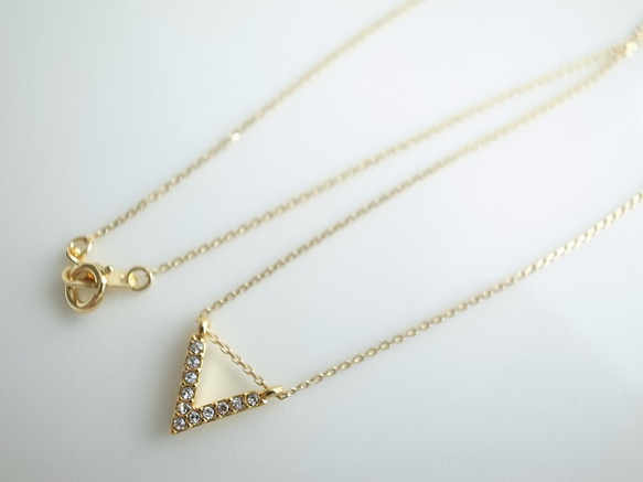 pave triangle necklace 3枚目の画像