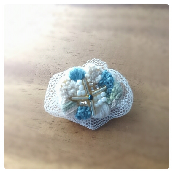 ちまこいバッチ ブルーグレーMIX 【刺繍ブローチ/ビーズ/シンプル/襟元】 1枚目の画像