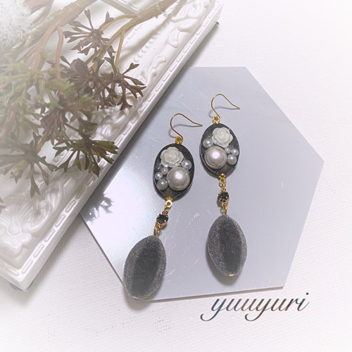 ブラック×冬素材 白バラ レジンピアス パール ビジュー ピアス（フック 
