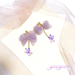 ✱紫陽花が揺れるオーガンジーリボンの耳飾り✱レジン ラインストーン イヤリングorピアス選べます 1枚目の画像