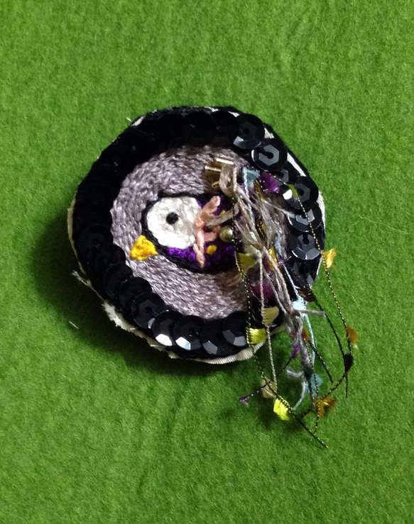 白と紫の尾長鳥さんブローチ 1枚目の画像