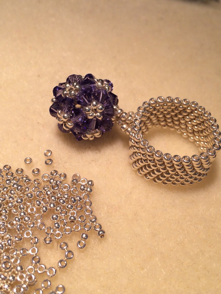 紫陽花色の揺れるリング