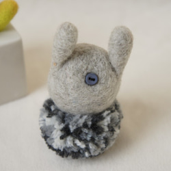 小灰兔毛球羊毛氈鑰匙圈 第2張的照片