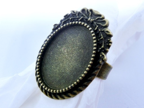 ＜再々‥販＞18×13mmカボション用　リボンフレームリング台　フリーサイズ(金古美) 1枚目の画像