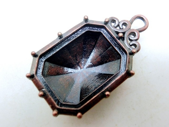 18×13mm　復刻版ブラス製オクタゴンヴィクトリアンペンダント（銅古美） 2枚目の画像