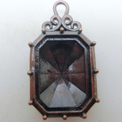 18×13mm　復刻版ブラス製オクタゴンヴィクトリアンペンダント（銅古美） 1枚目の画像