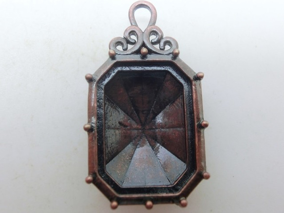 18×13mm　復刻版ブラス製オクタゴンヴィクトリアンペンダント（銅古美） 1枚目の画像