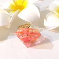 プルメリア入りハワイアンなダイヤ型オルゴナイトチャーム 3枚目の画像