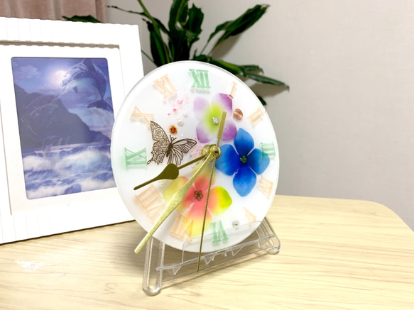 オルゴナイトの花と蝶時計 2枚目の画像