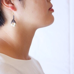 ito hana pierce/earrings(ホワイト×グレー・片耳) 2枚目の画像