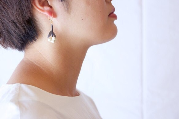 ito hana pierce/earrings(ホワイト×グレー・片耳) 2枚目の画像